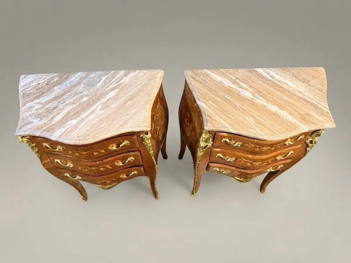 Pair of Mahogany and Kingwood Veneer Bombe Bedside Lockers / Nightstands - Image 2