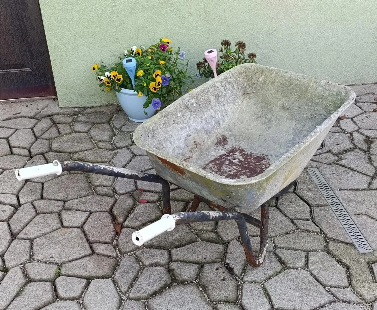 Heavy Duty Wheelbarrow. - Image 1