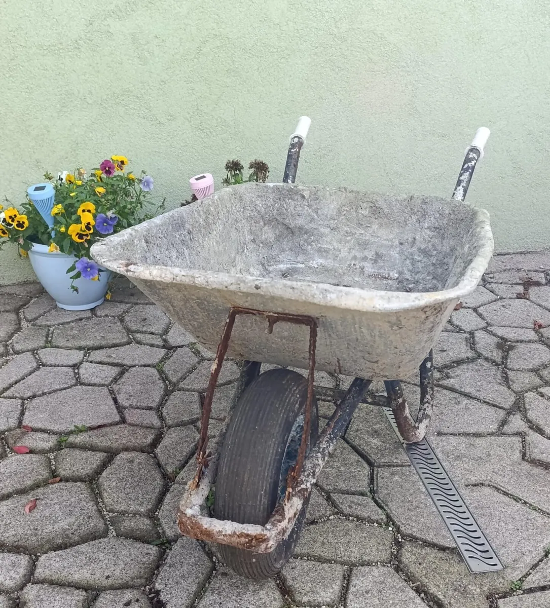 Heavy Duty Wheelbarrow. - Image 2