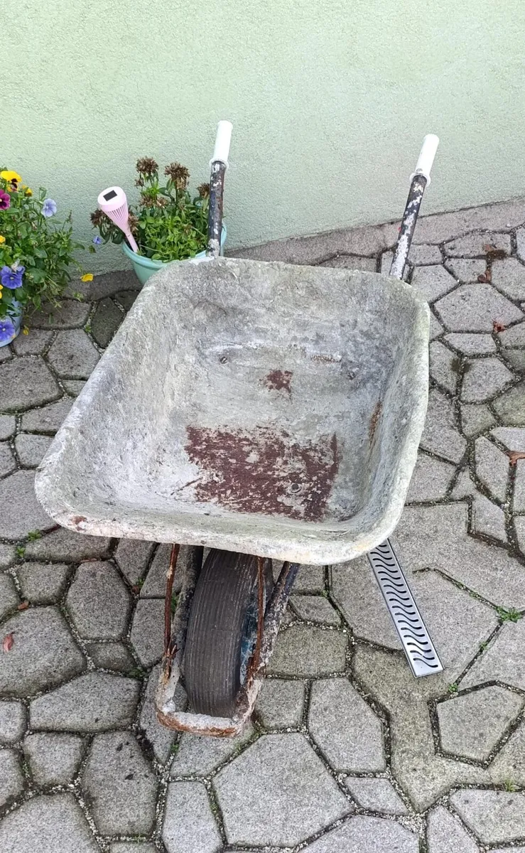 Heavy Duty Wheelbarrow. - Image 3