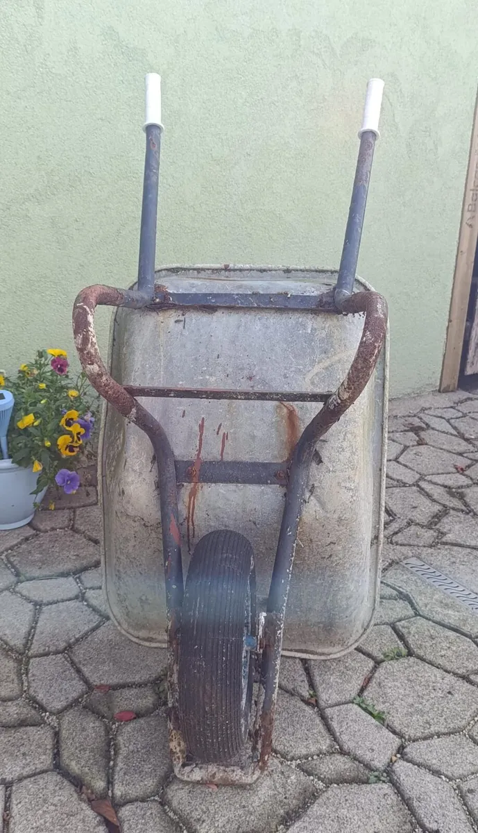 Heavy Duty Wheelbarrow. - Image 4