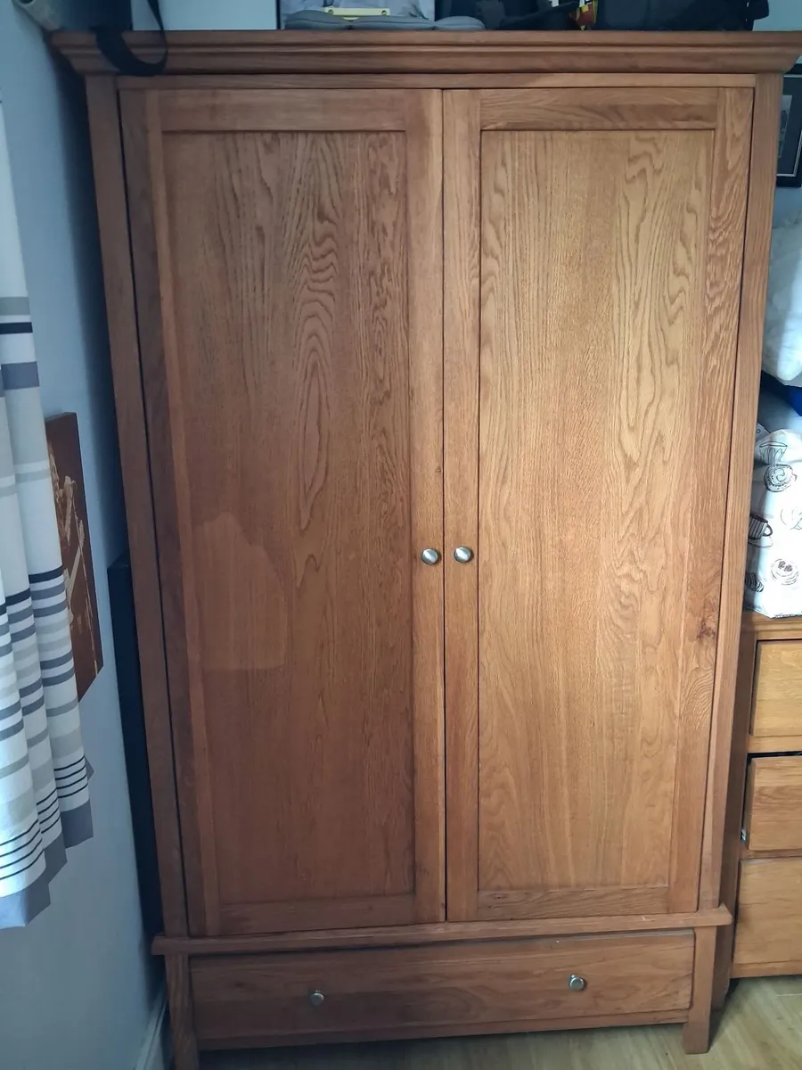 Bedroom suite - Image 1
