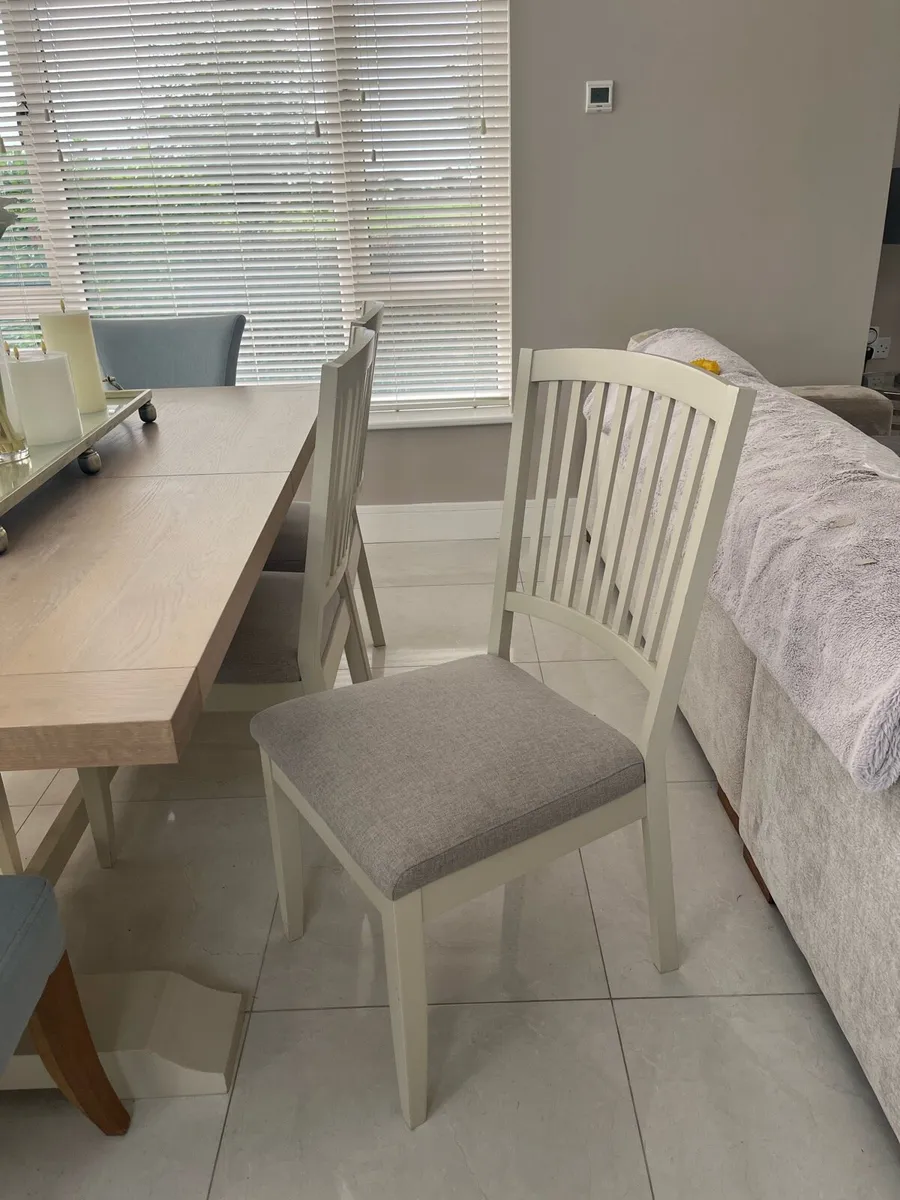 Dining Table & 8 Dining Chairs - Image 3