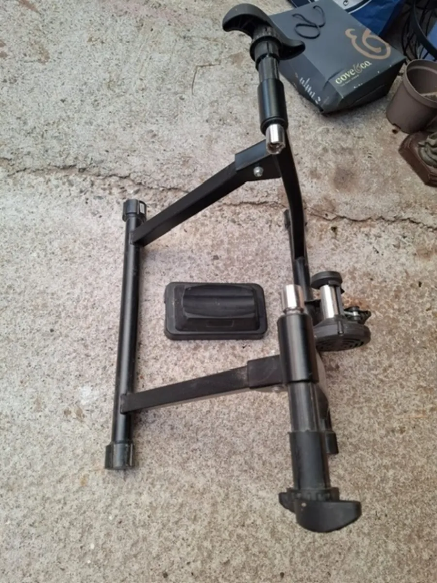 Bicycle and bicycle stand - Image 2
