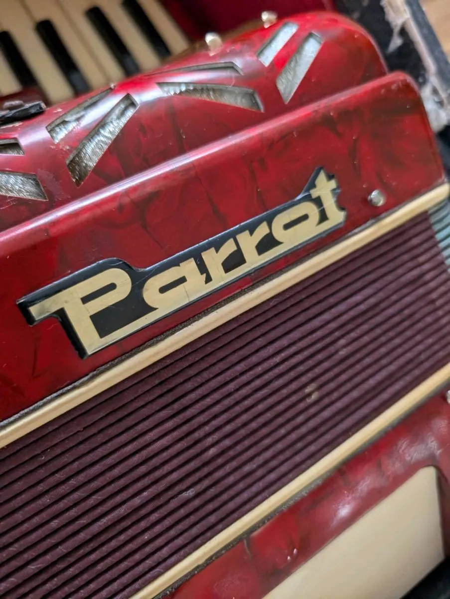 Vintage Parrot 34-key, 72-bass piano accordion - Image 3