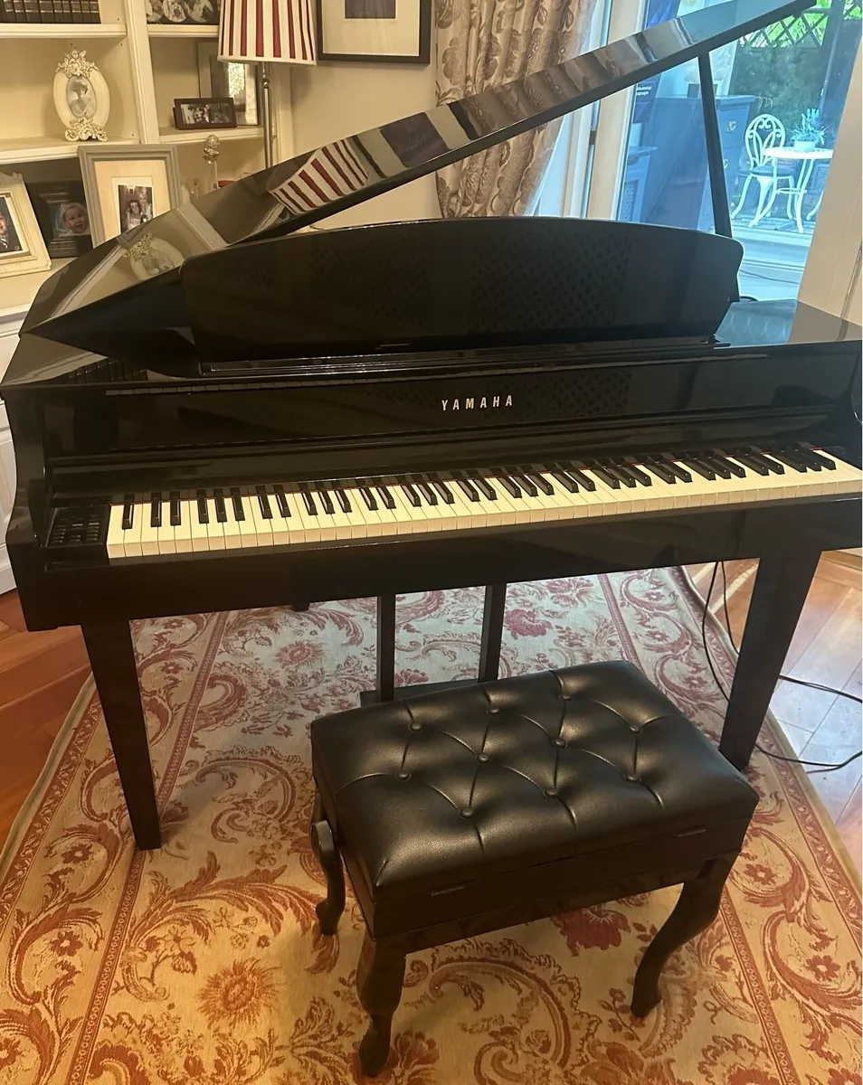 Mini grand piano - Image 1
