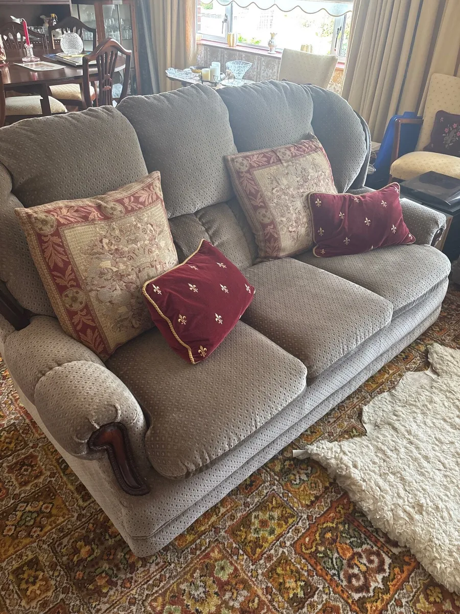 Couch and two chairs - Image 1