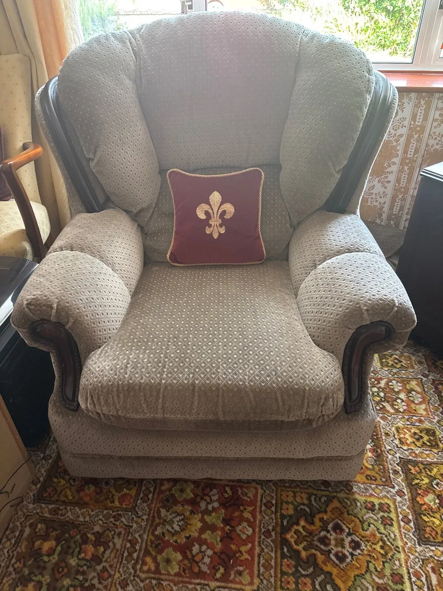 Couch and two chairs - Image 2