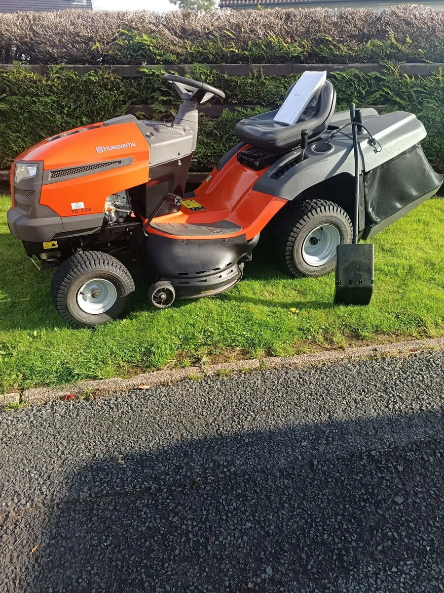 Husquvarna petrol ride on lawnmower - Image 4