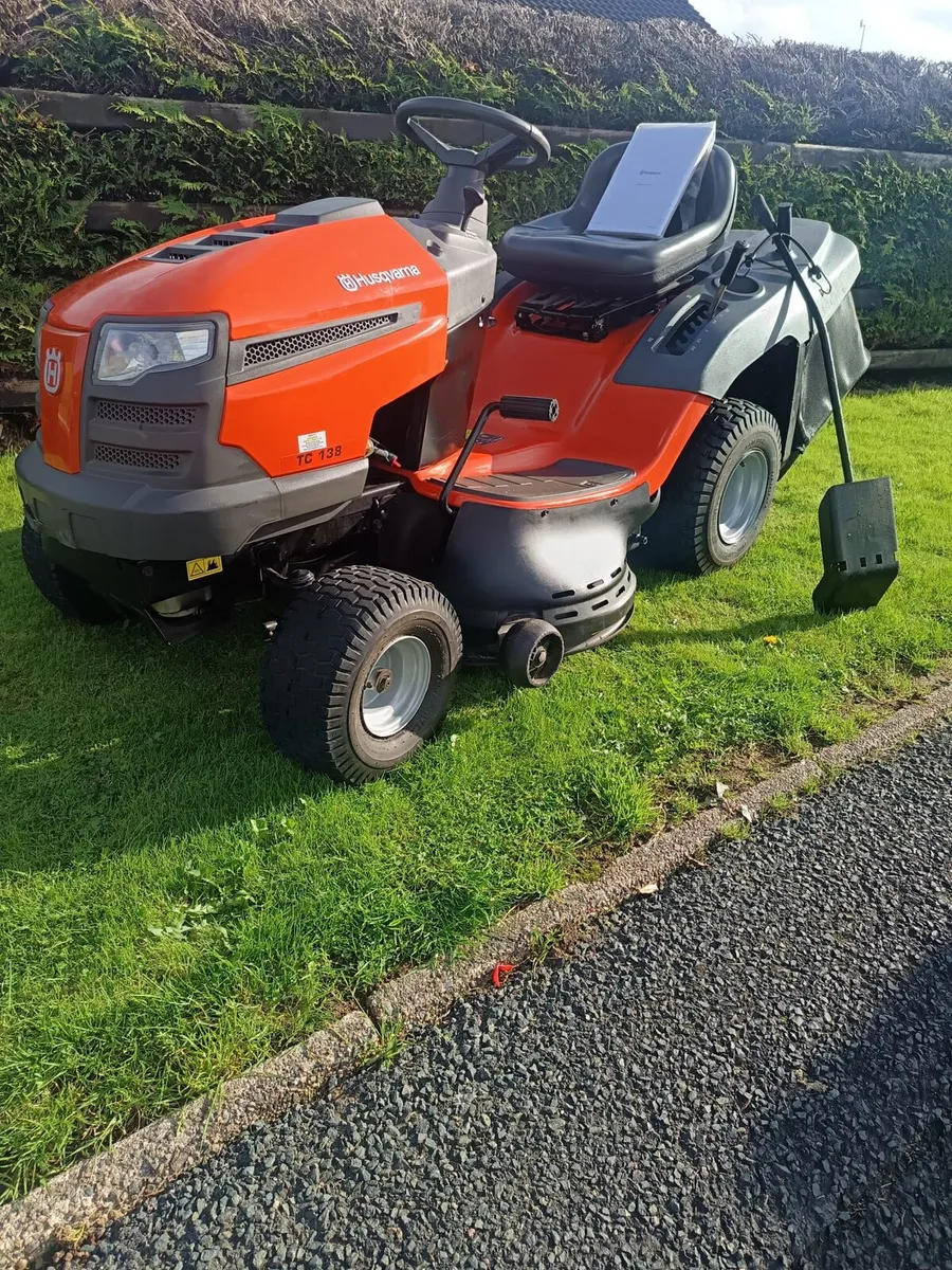 Husquvarna petrol ride on lawnmower - Image 2