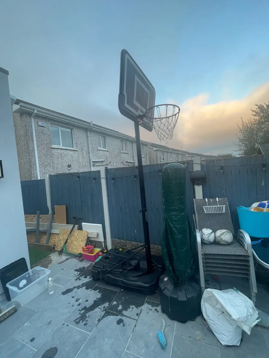 Basketball hoop and stand - Image 1