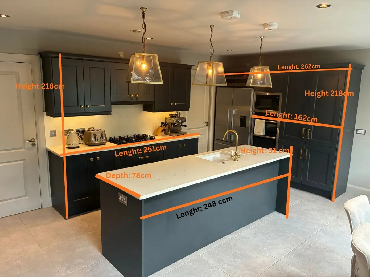 Luxury Kitchen with Quartz Worktops & Island - Image 2