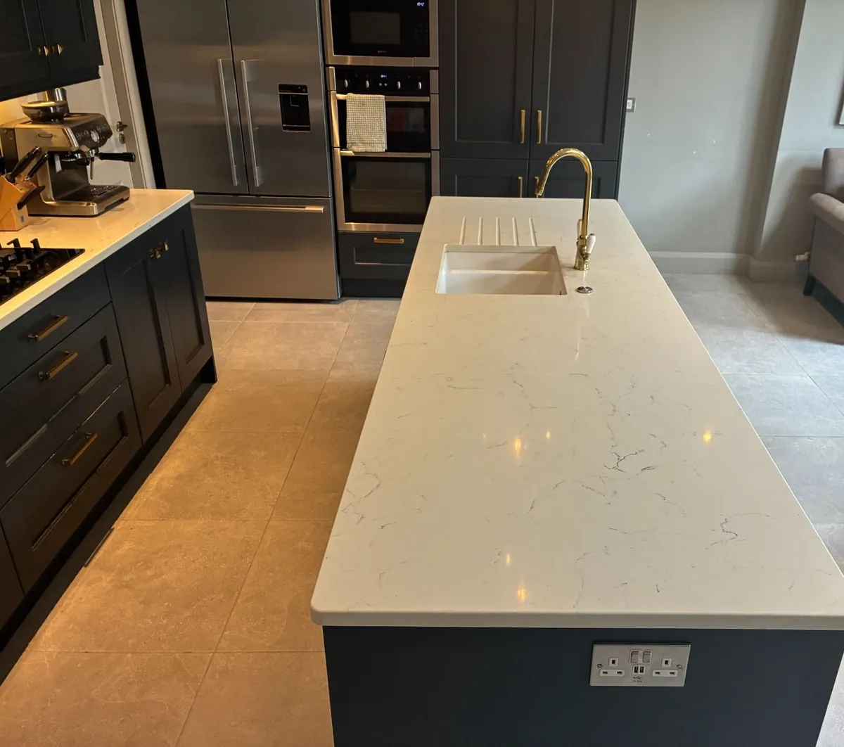 Luxury Kitchen with Quartz Worktops & Island - Image 3