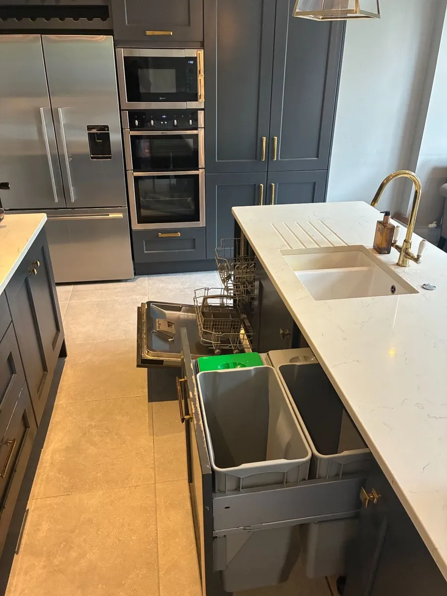 Luxury Kitchen with Quartz Worktops & Island - Image 4