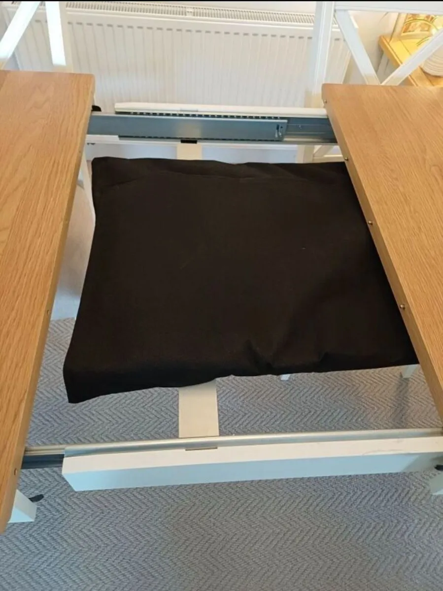Extendable Dining table and chairs excellent condi