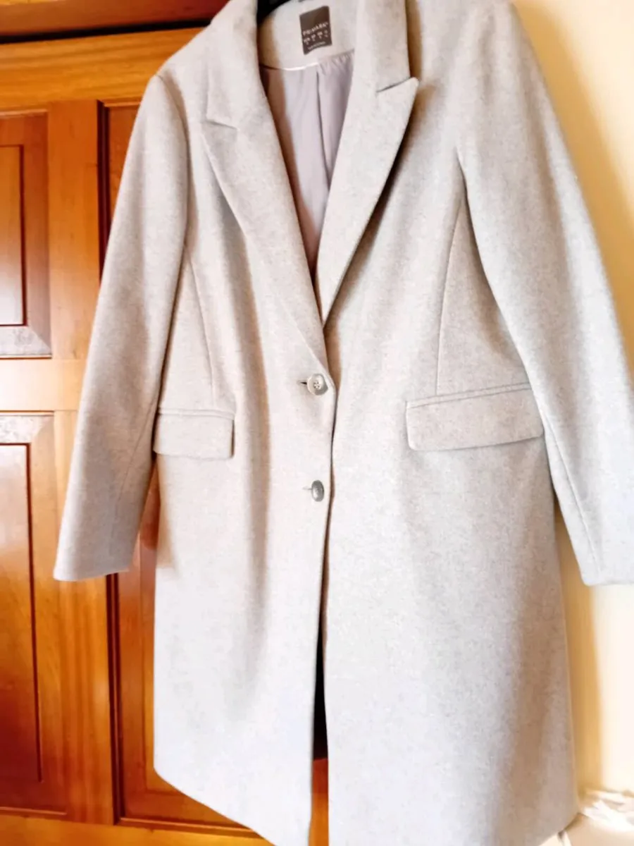 Ladies Coat - Size 18 - Image 3