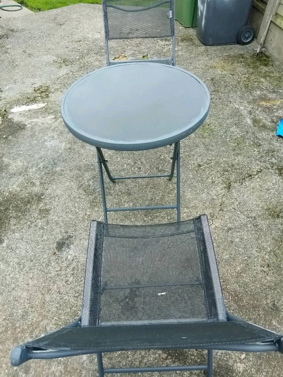 Table and chairs - Image 2