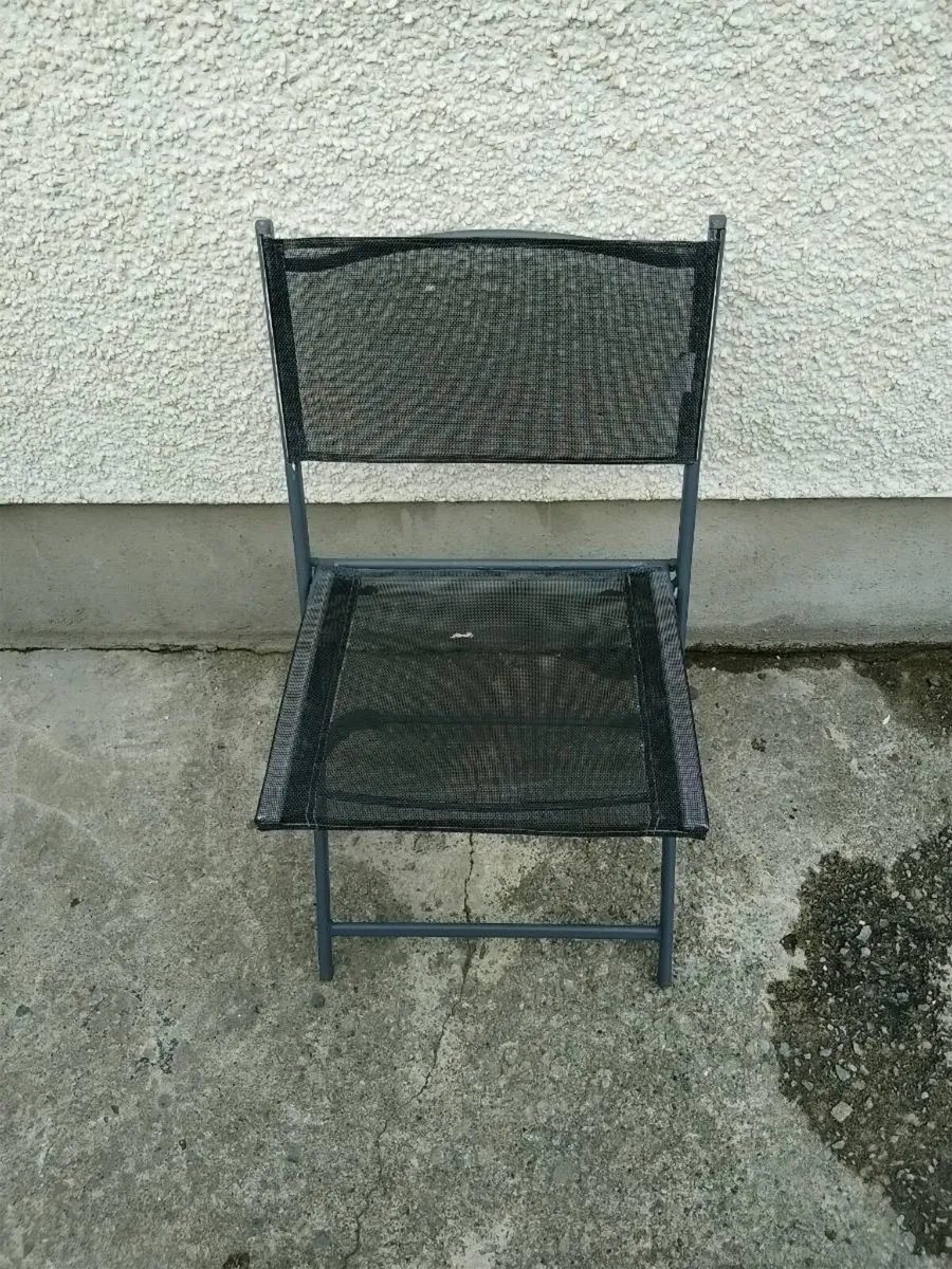 Table and chairs - Image 4