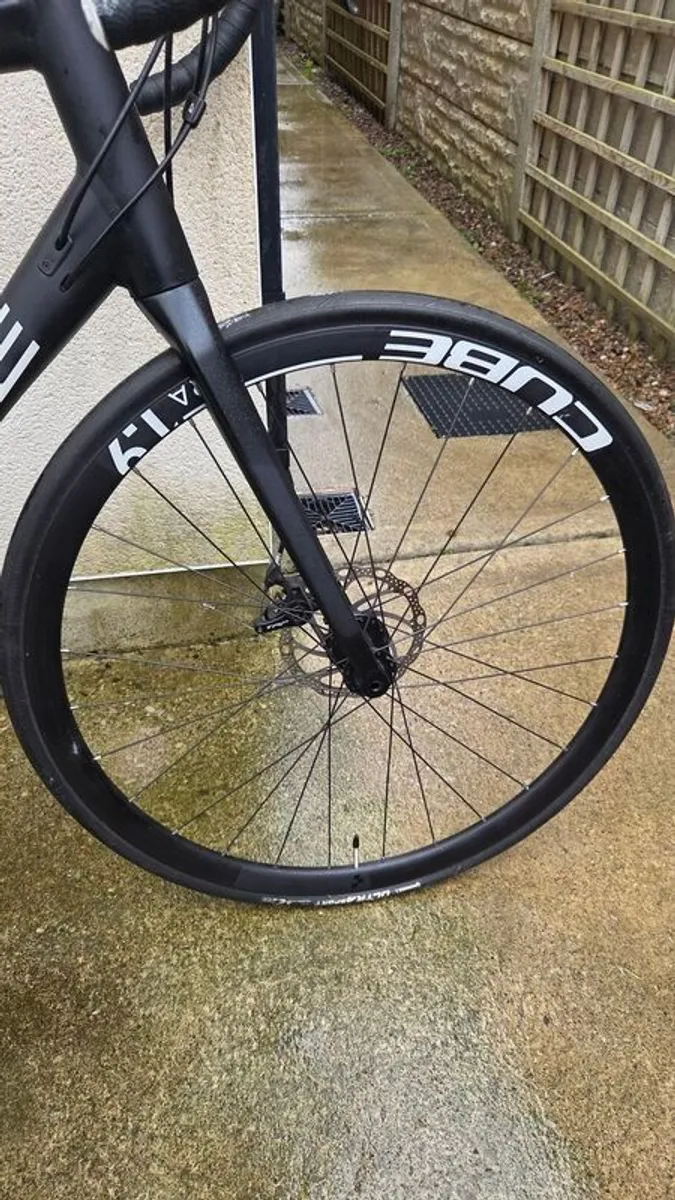 Cube Attain Road Bike - Image 3
