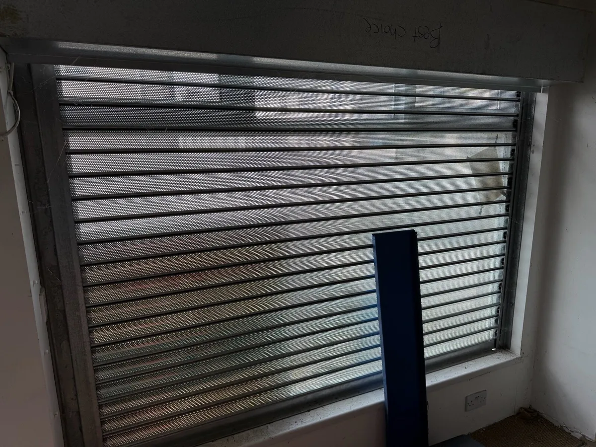 Shop windows and door shutters - Image 3