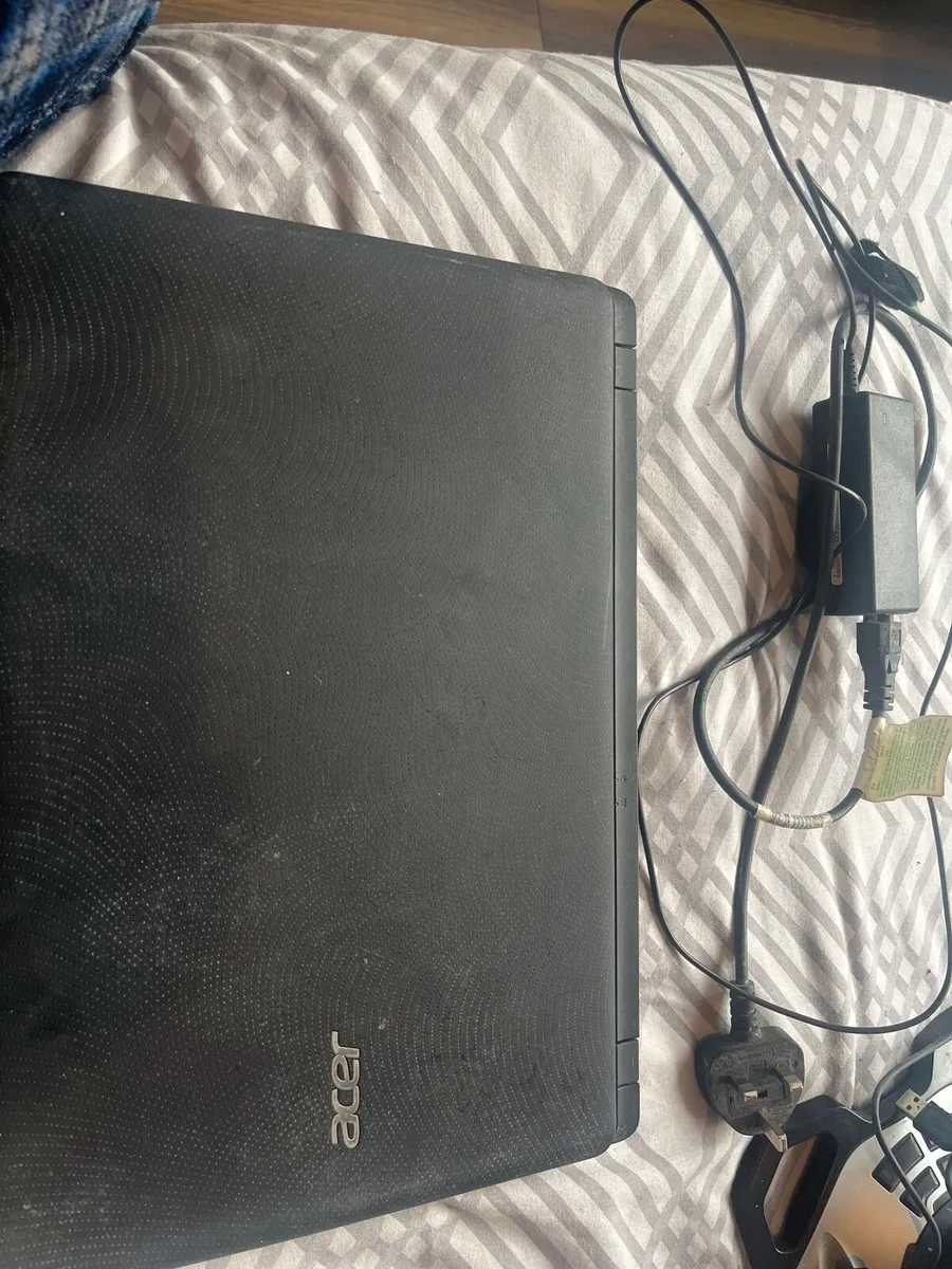 Acer Aspire E1-532 Laptop + Charger - Image 1