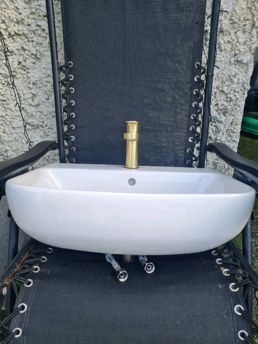 Bathroom sink - Image 3
