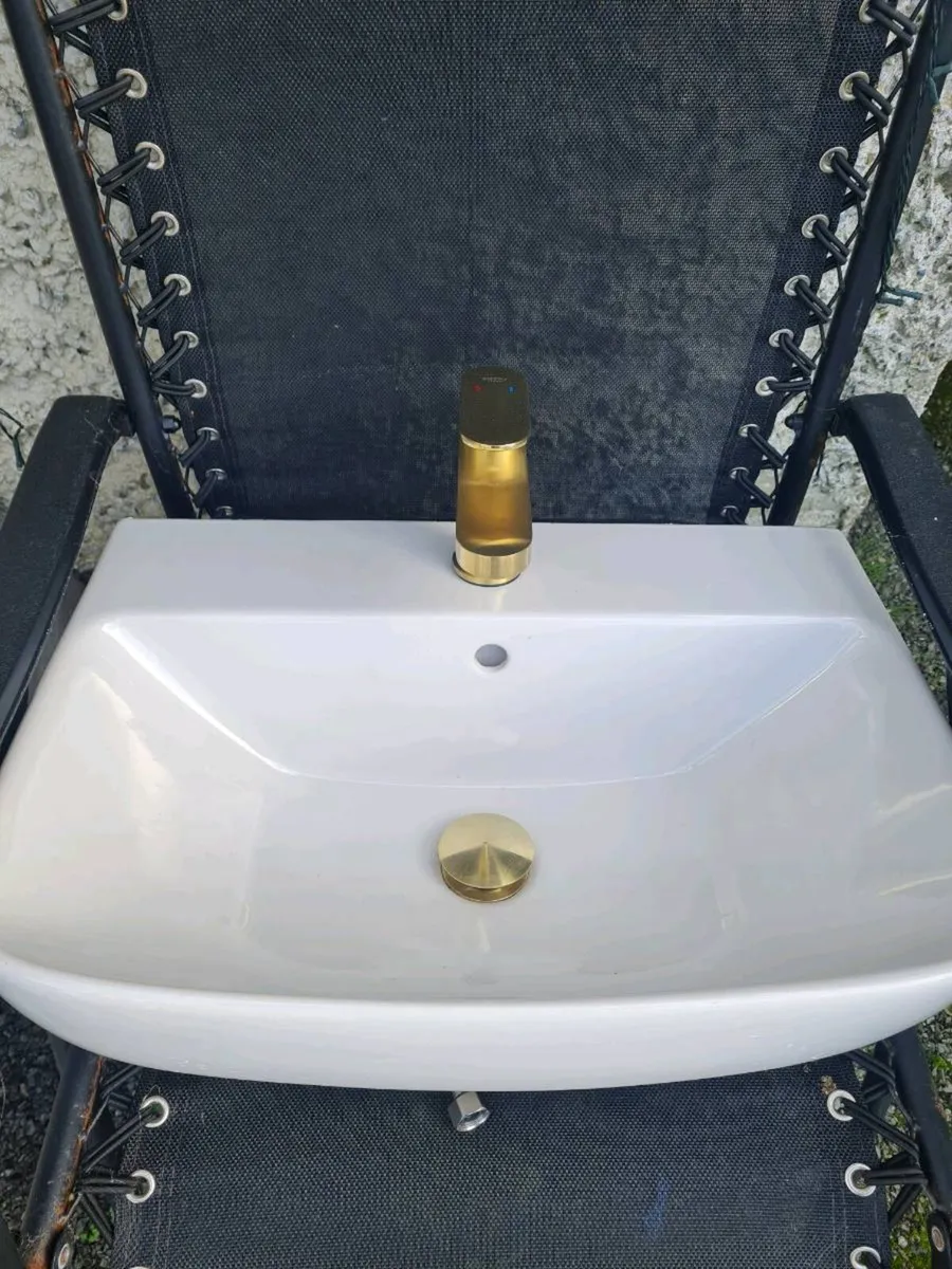 Bathroom sink - Image 1
