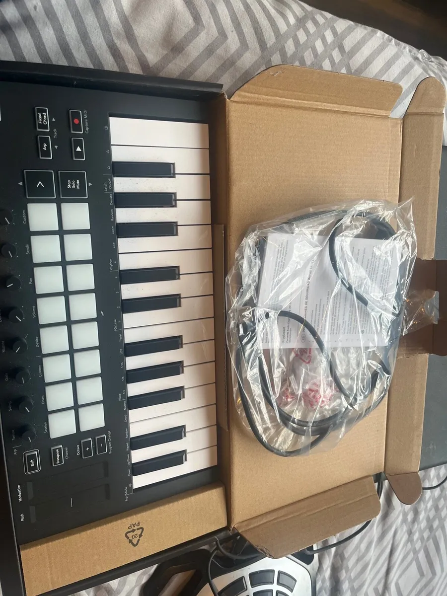 Novation LaunchkeyMini Like new with box and cable - Image 1