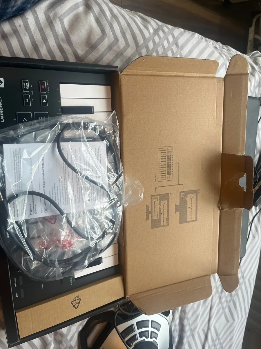Novation LaunchkeyMini Like new with box and cable - Image 2