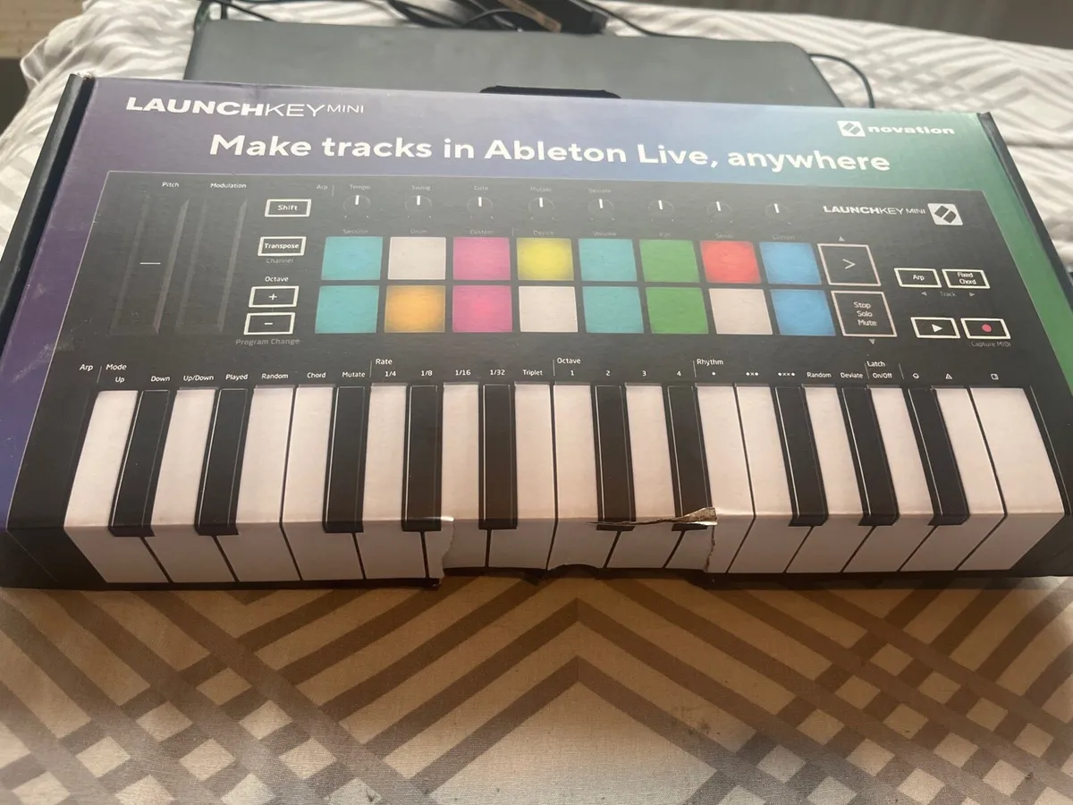 Novation LaunchkeyMini Like new with box and cable - Image 3