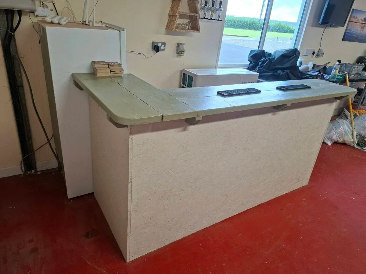 Bar and accessories - Image 1