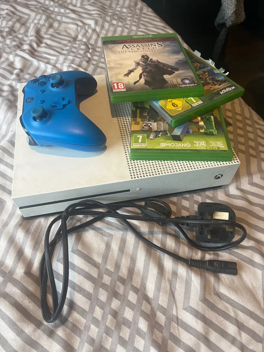 Xbox one S three games and Blue xbox controller - Image 1
