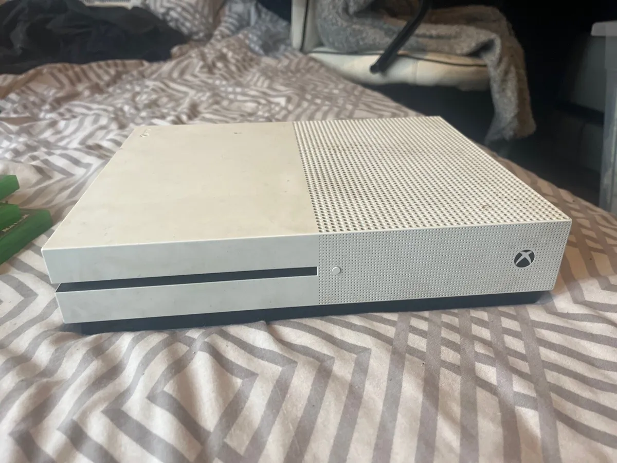 Xbox one S three games and Blue xbox controller - Image 4