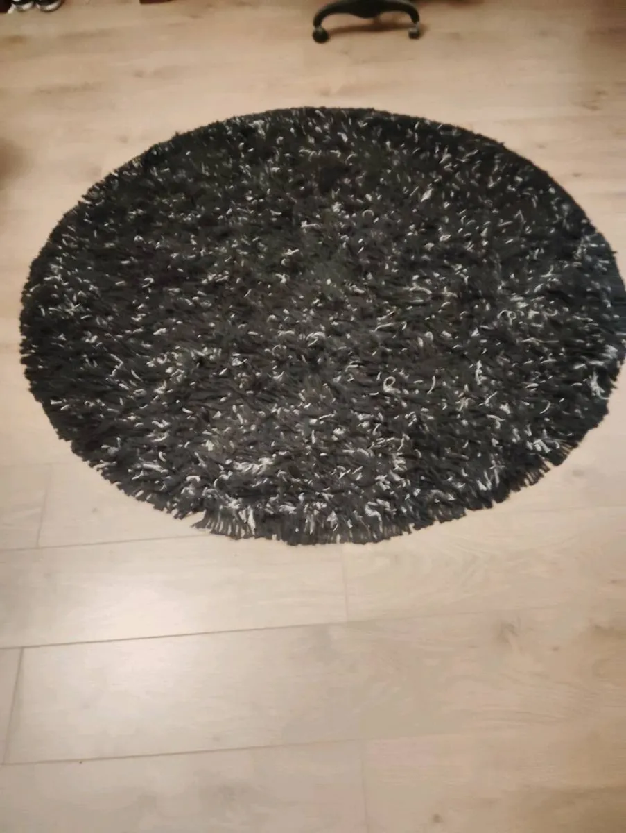 Rug. - Image 1