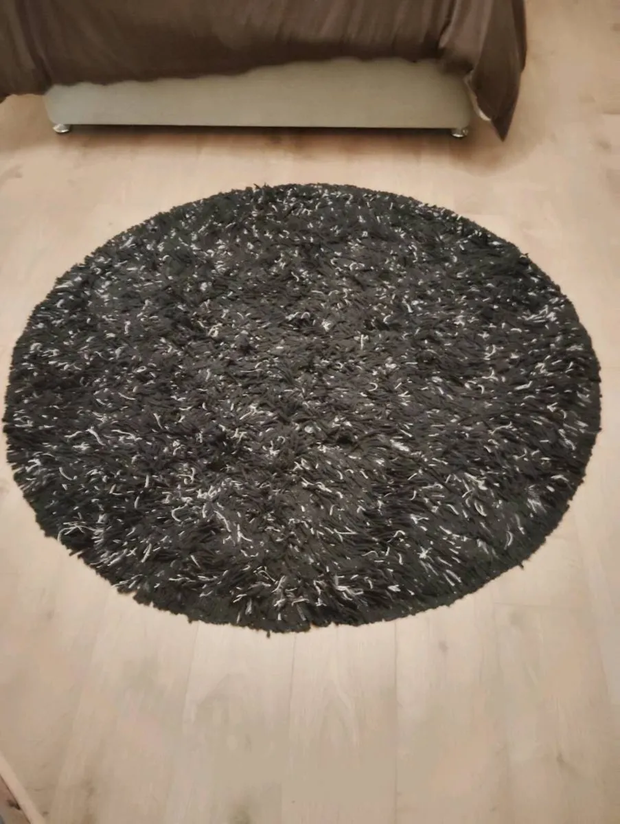 Rug. - Image 2