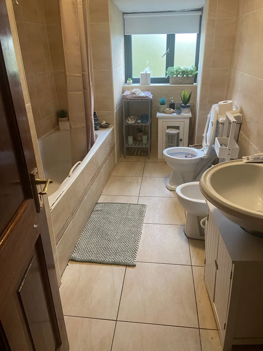 Bathroom Suite - Image 1