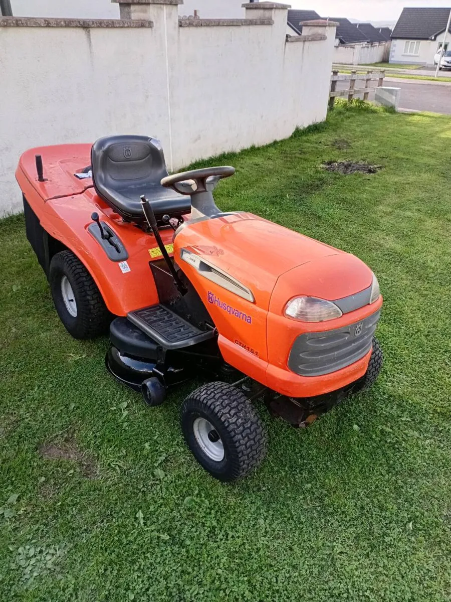 Ride on lawnmower - Image 1