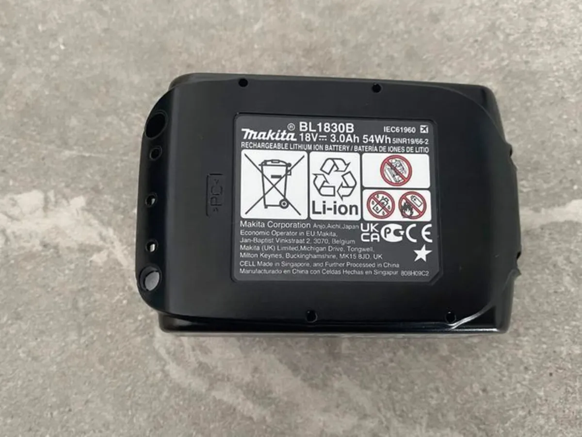 Makita DC18RC Fast Charger + BL1830B Battery - Image 2