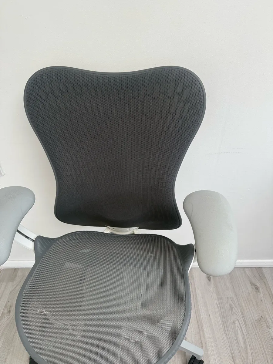 Herman miller Mirra 2 office chair - Image 2
