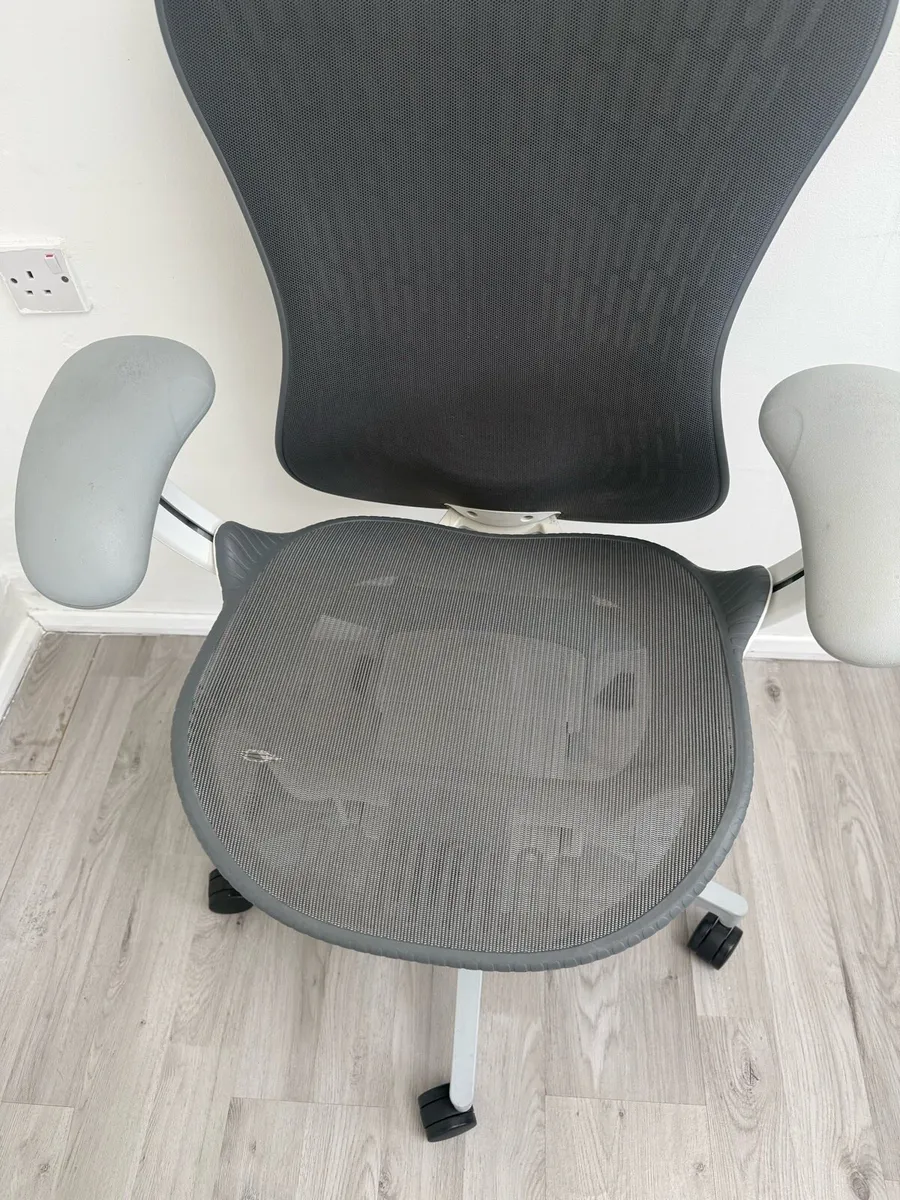 Herman miller Mirra 2 office chair - Image 3
