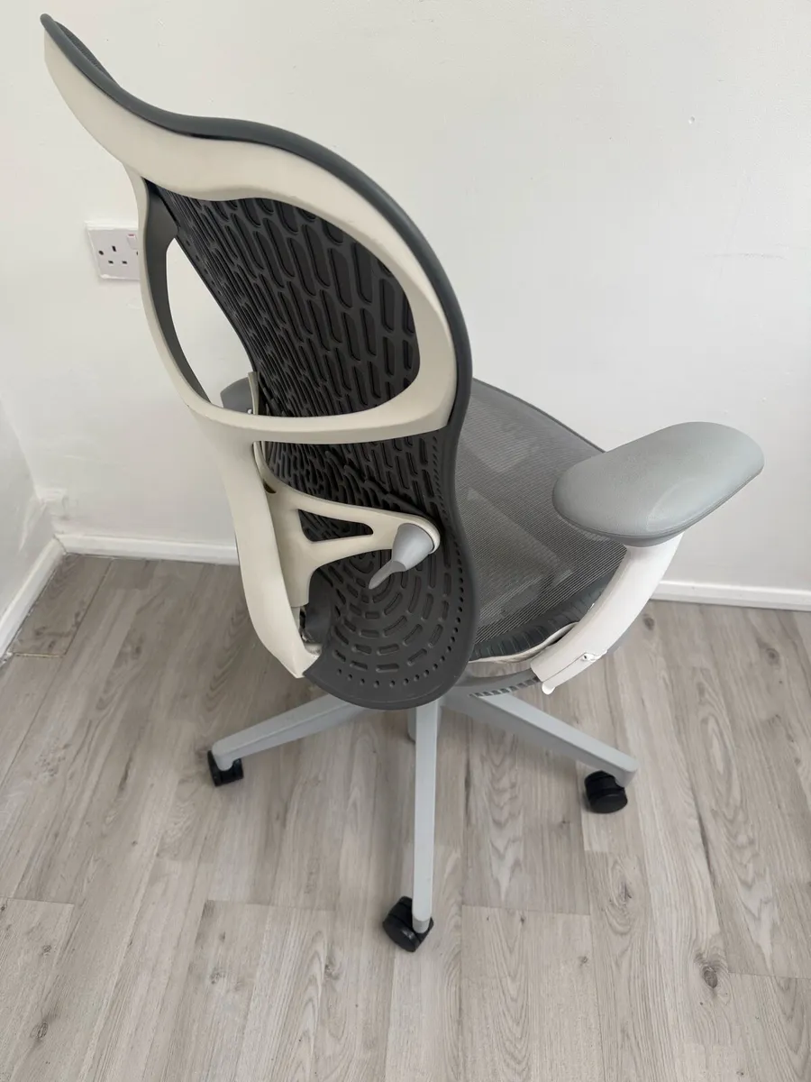 Herman miller Mirra 2 office chair - Image 4