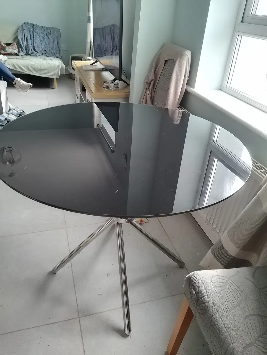 Round kitchen table