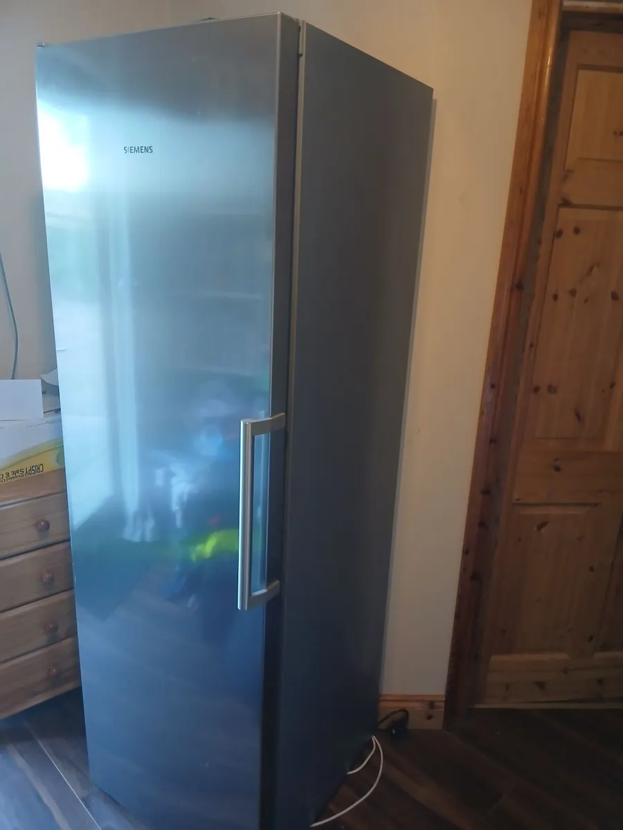 Full size Siemens  Fridge - Image 1
