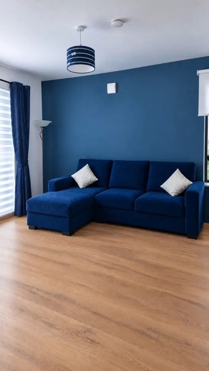 Comfy couch - Image 2
