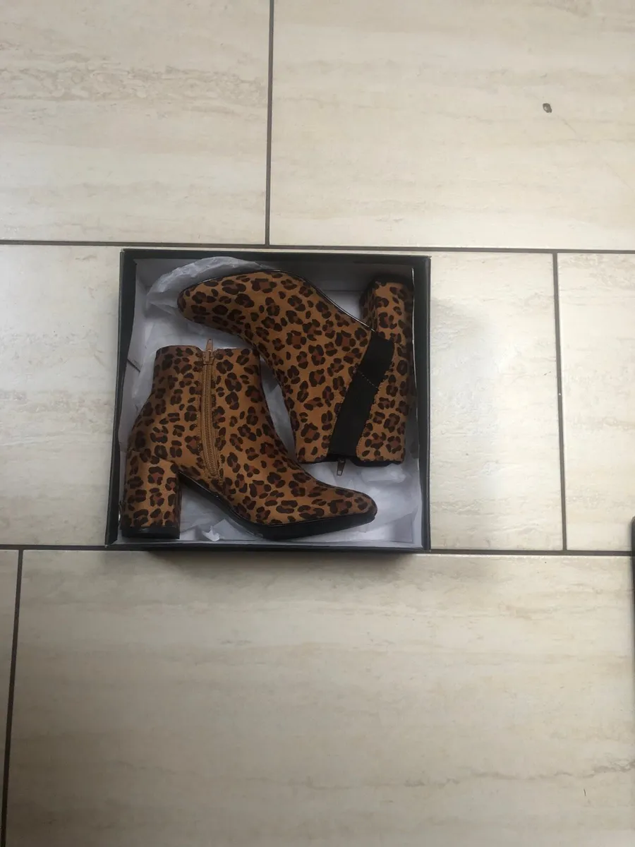Leopard print boots - Image 1