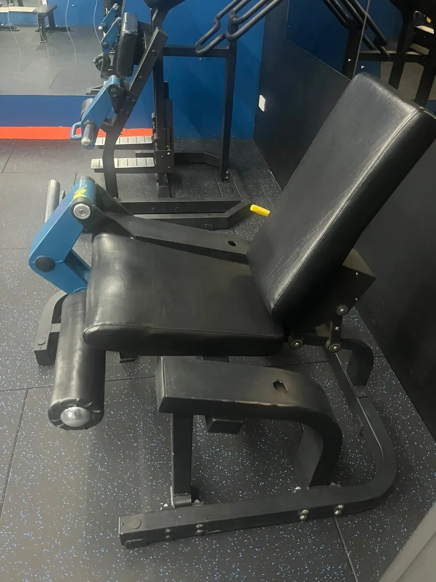 Plate loaded leg extension machine - Image 4