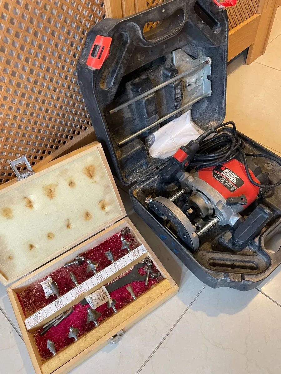 Black & Decker KW850E 1100W power router + BITS - Image 1