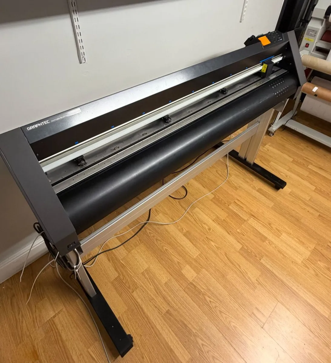 Graphtec CE7000-130 Professional Vinyl Cutter - Image 4