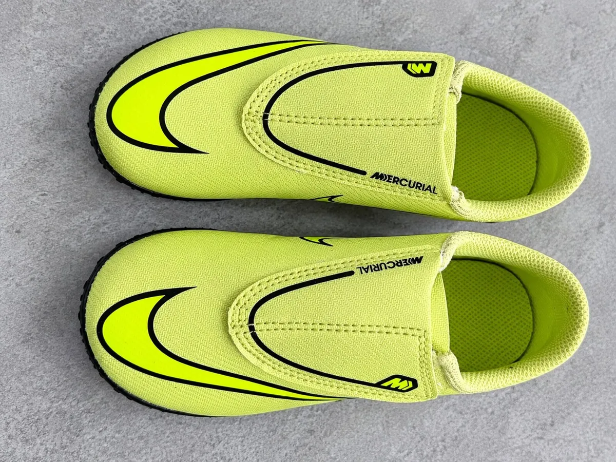 Nike Junior Kids Football boots size UK11 - Image 1