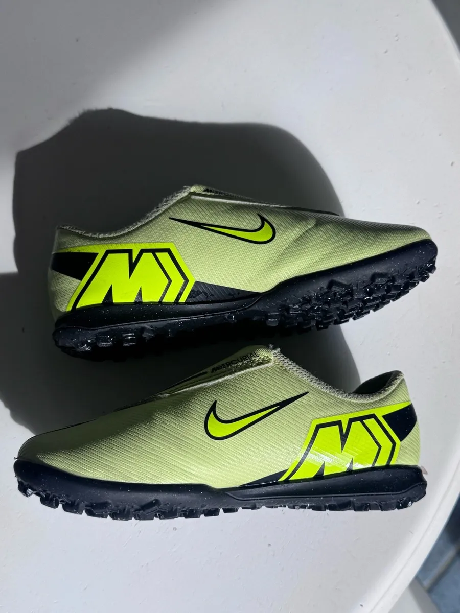Nike Junior Kids Football boots size UK11 - Image 2